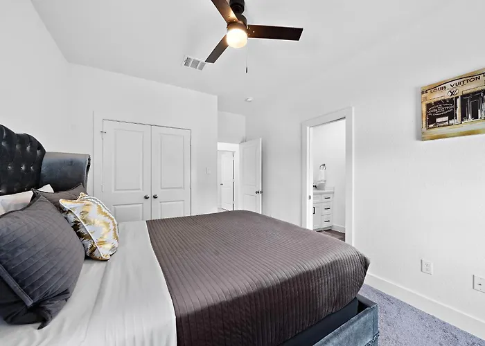 Luxury Home Near Med Center, Uptown & Downtown
