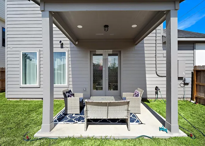 Luxury Home Near Med Center, Uptown & Downtown