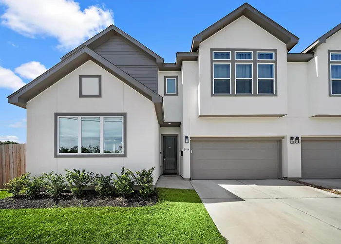 Luxury Home Near Med Center, Uptown & Downtown
